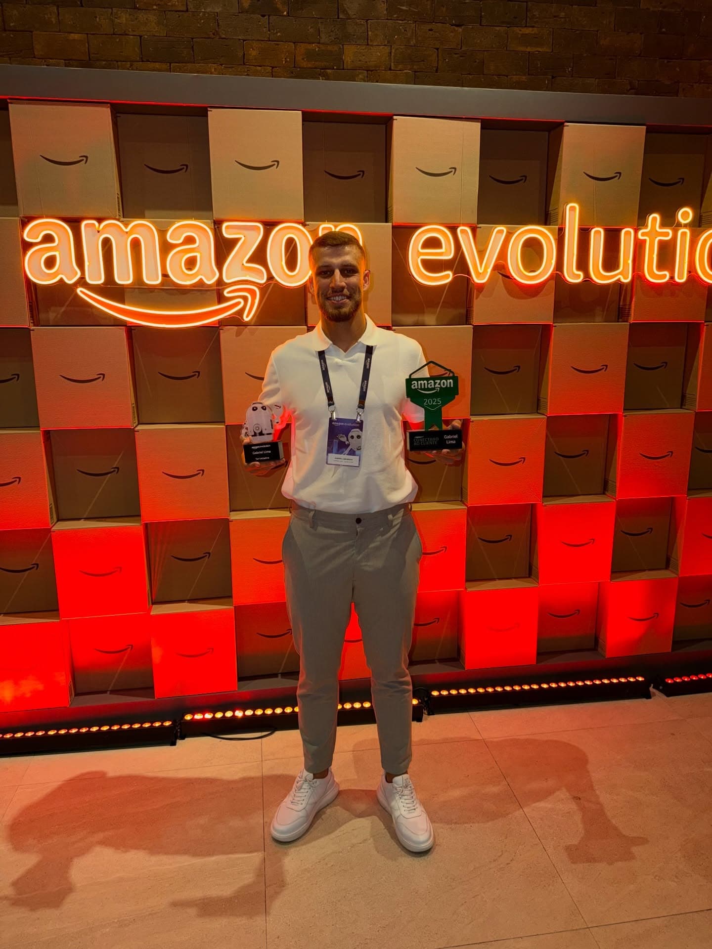 Gabriel Lima sendo premiado pela Amazon Brasil