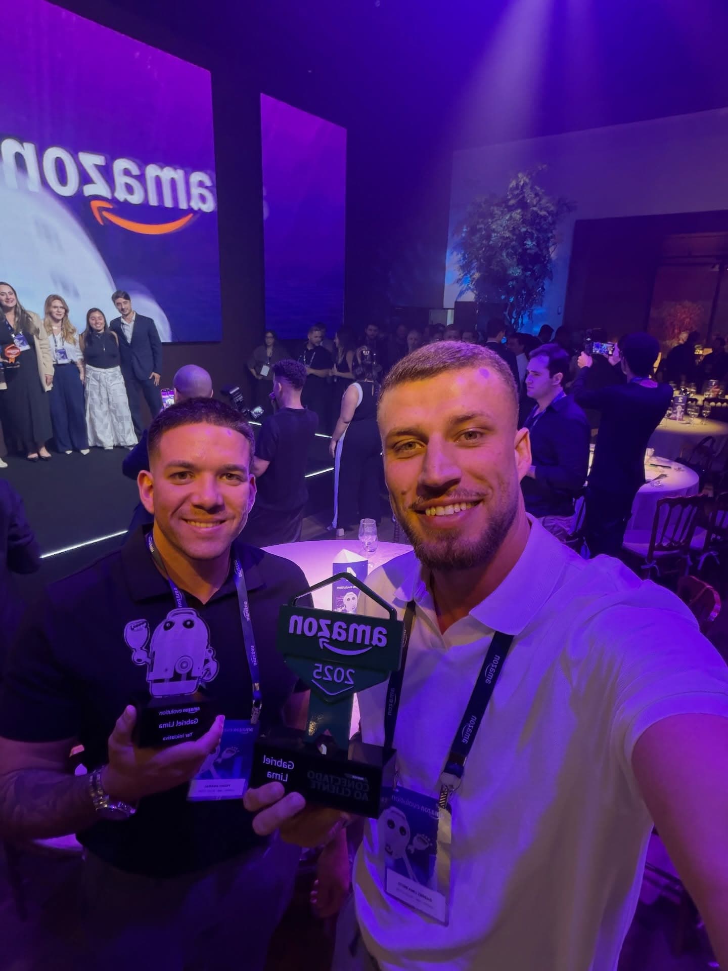 Gabriel Lima e Pedro no evento de premiação Amazon Brasil